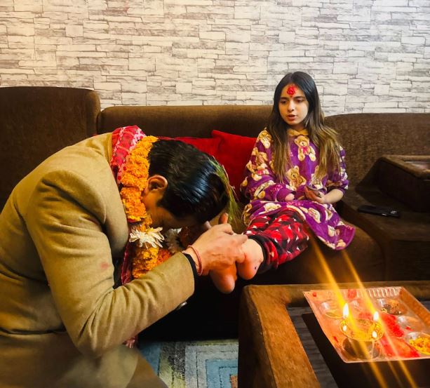 छोरीको गोडा ढोगेर पत्रकार ऋषी धमला पनि हिँडे मनोनयन दर्ता गराउन